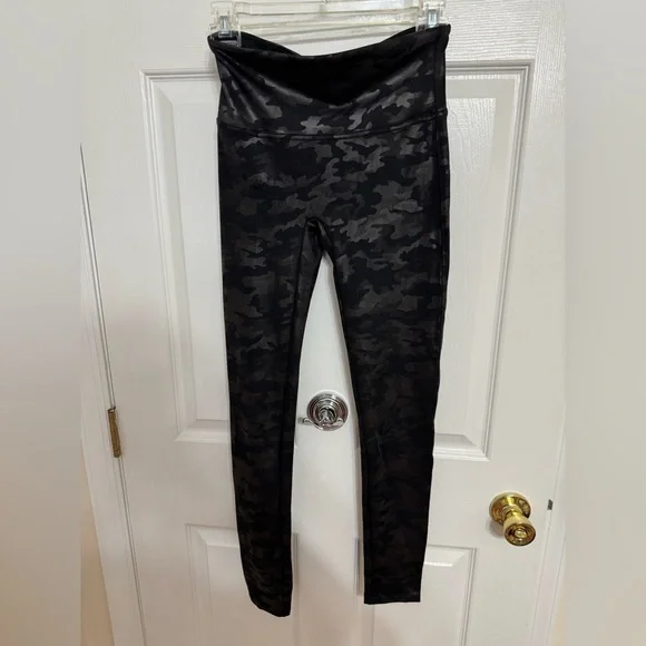 SPANX Faux Leather Leggings High Waist Camo Matte Black 20185R - Picture 5 of 10